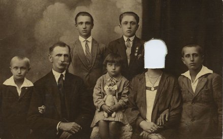 Rodzina Kardaczów: w górnym rzędzie od lewej Tadeusz i Mieczysław Kardacz, w dolnym rzędzie od lewej