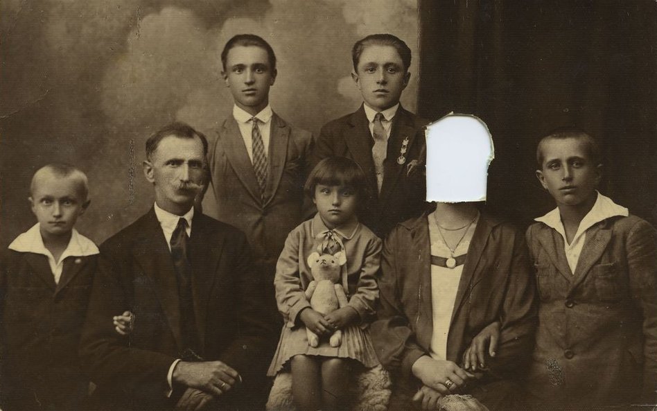 Rodzina Kardaczów: w górnym rzędzie od lewej Tadeusz i Mieczysław Kardacz, w dolnym rzędzie od lewej