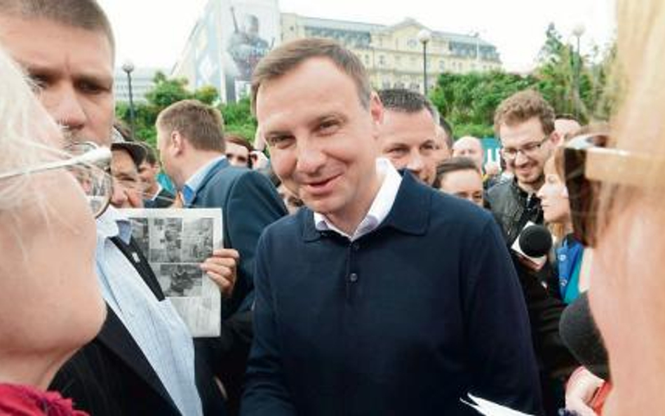 Prezydent elekt Andrzej Duda, jak podczas kampanii wyborczej, częstował wczoraj mieszkańców stolicy 