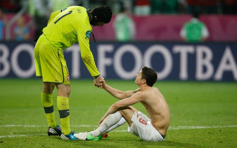 Petr Čech i Robert Lewandowski po meczu Polska - Czechy na Euro 2012