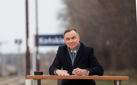 Andrzej Duda podpisuje program Kolej plus na stacji w Końskich