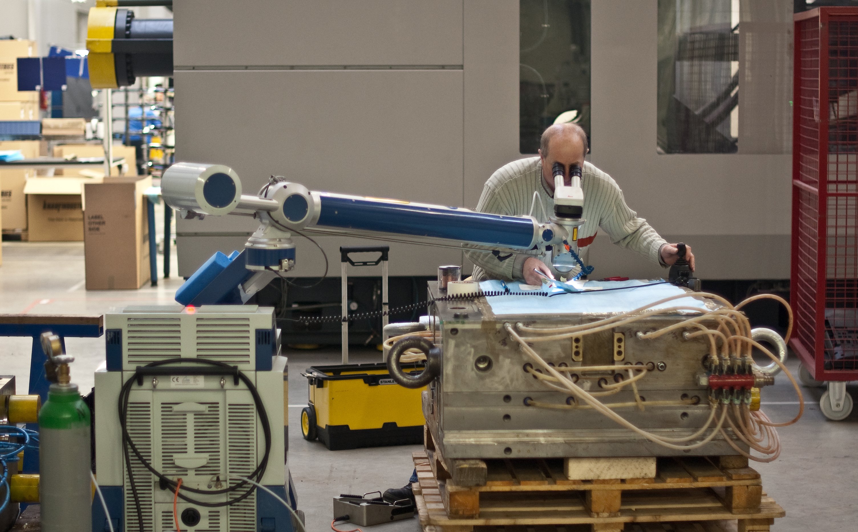 PMI dla przemysłu w Polsce w górę. To jednak niemal najgorsze dane od roku