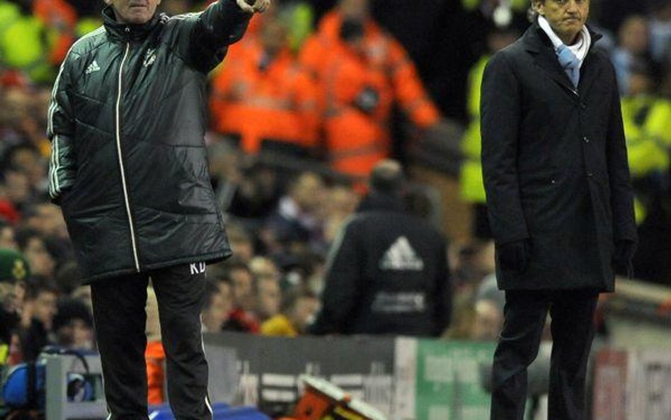 Menedżer Liverpoolu, Kenny Dalglish (l) i menedżer Manchesteru City, Roberto Mancini