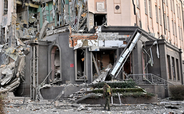 Uszkodzony w wyniku rosyjskiego ostrzału budynek w Kijowie