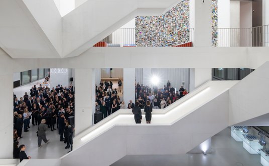 Na pierwszym planie: Joanna Mytkowska, dyrektorka MSN oraz Carla Wenzel, CEO Volkswagen Group Polska