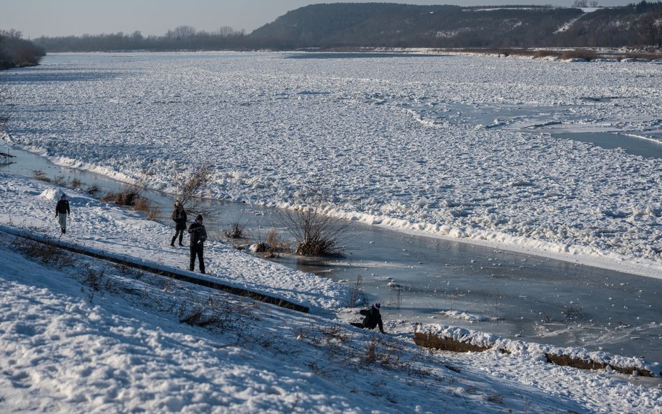 Zamarznięta Wisła w Kazimierzu w styczniu 2026 r. „W Polsce podziemne zasoby wody pochodzą generalni