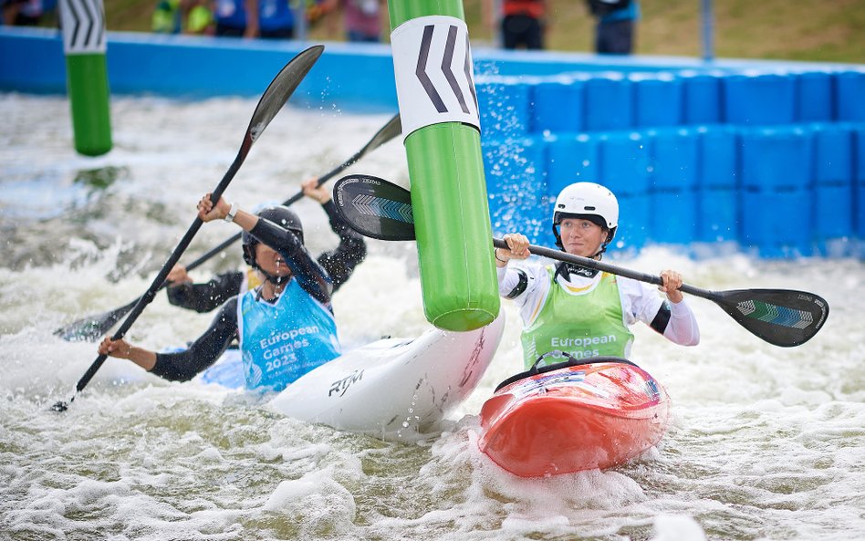 Klaudia Zwolińska (z lewej) zdobyła w Lublanie srebrny medal mistrzostw Europy w kayak crossie