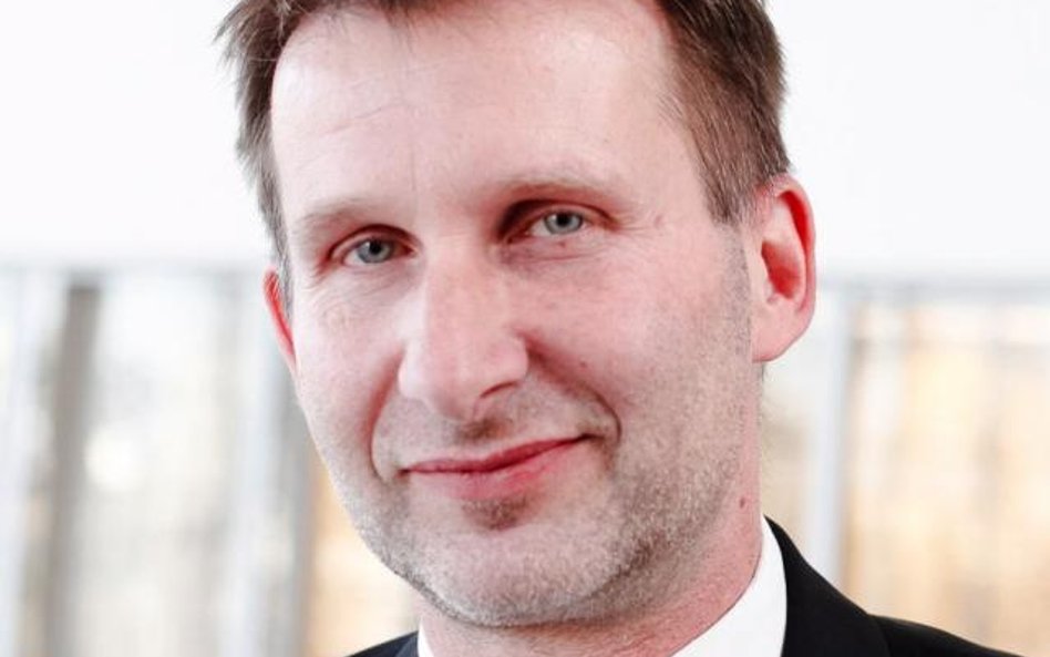 Firmy wożą pracowników z innych miast