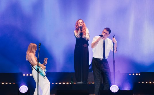 Kaśka Sochacka (po lewej z gitarą) i Dawid Podsiadło podczas ZORZY