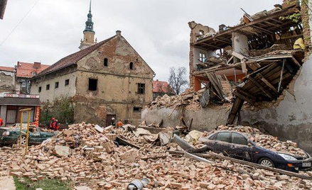 W zawalonej kamienicy mieszkało 17 osób, pięć z nich zginęło.