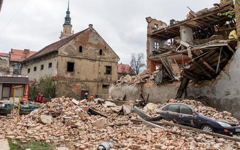 W zawalonej kamienicy mieszkało 17 osób, pięć z nich zginęło.