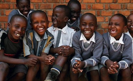 Za 10 – 20 dolarów miesięcznie można zapewnić dziecku utrzymanie i edukację. Na zdjęciu chłopcy ze s