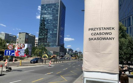 Skasowany przystanek ZTM. Ruch aut prowadzi przez torowisko