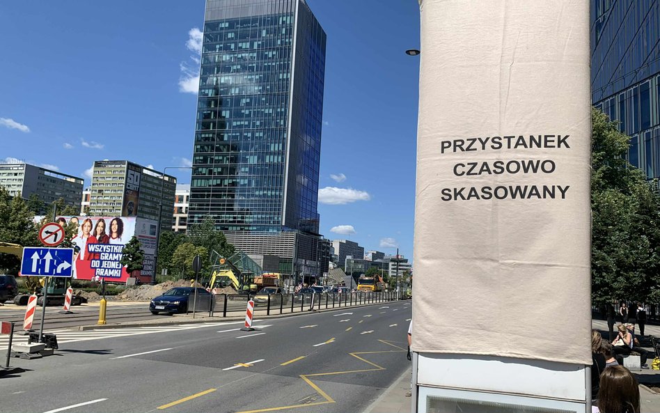 Skasowany przystanek ZTM. Ruch aut prowadzi przez torowisko