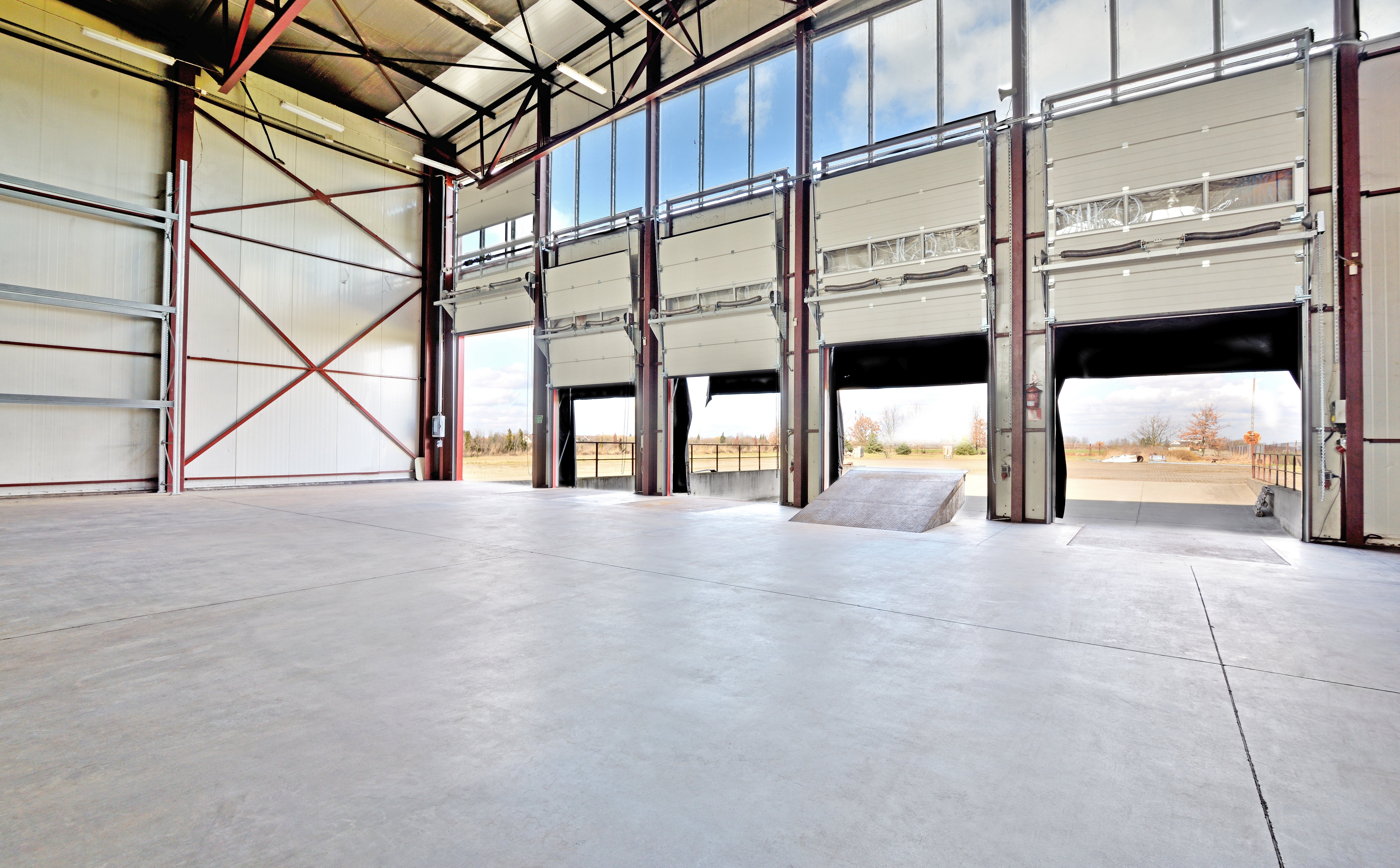 Czy budka na cegłach to budowla? Ustawa to wyklucza, urząd – nie