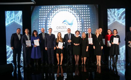 Laureaci podczas uroczystej gali wręczenia nagród dla firm, które dzięki prowadzonym badaniom i prac