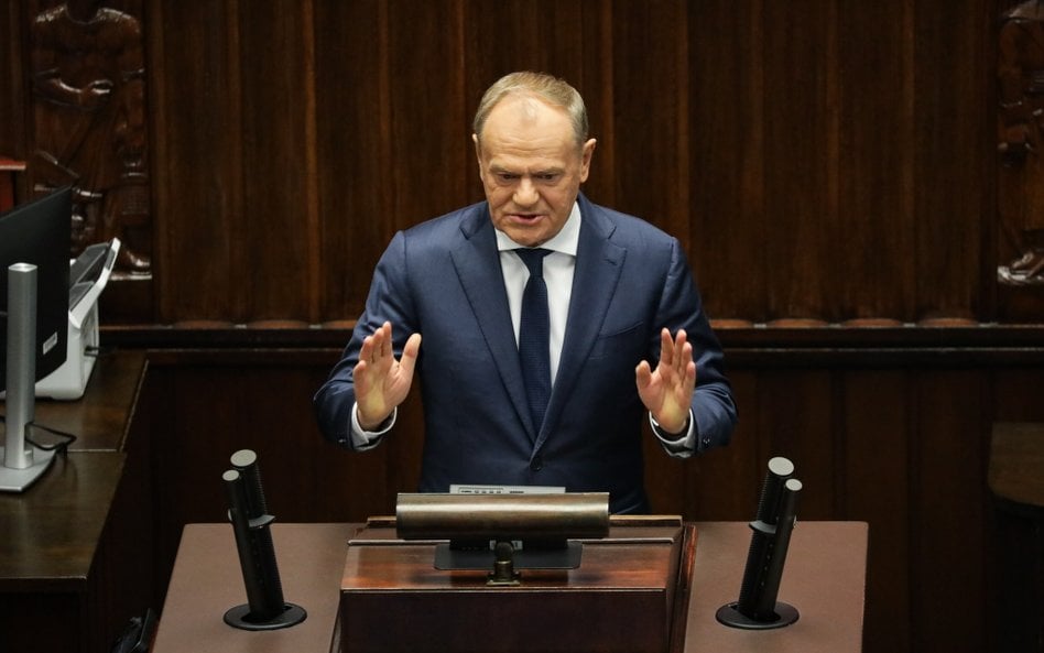 Premier Donald Tusk przemawia na sali plenarnej Sejmu, 17 bm. W ostatnim dniu obrad izba przeprowadz