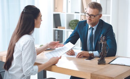 Zawieszeni prawnicy dalej świadczą usługi pomocy prawnej