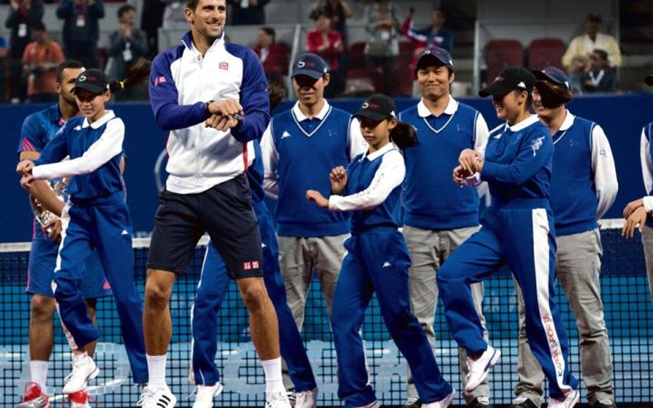 Novak Djoković robi dobrą minę do dobrej gry i tańczy 'gangnam style' na rozpoczęcie Australian Open