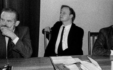 Posiedzenie prezydium OKP. Na zdjęciu od lewej: Bronisław Geremek, Aleksander Hall, Tadeusz Mazowiec