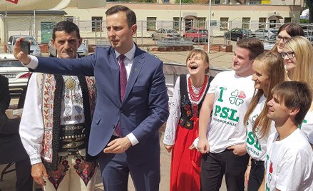 Grillowanie ludowców na wolnym ogniu