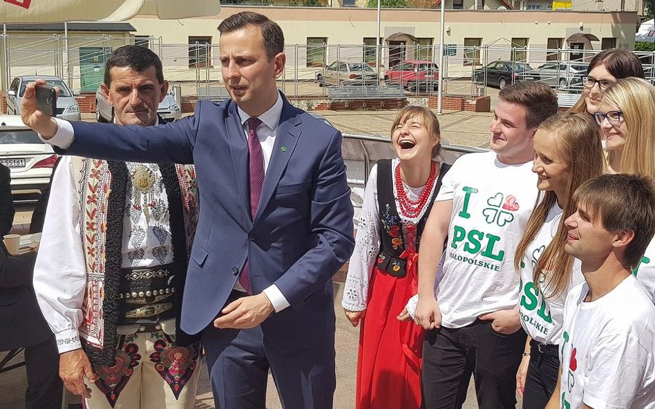 Grillowanie ludowców na wolnym ogniu