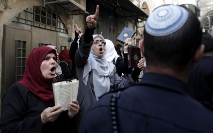 Palestyńskie kobiety protestują po zamieszkach, które wybuchły w ubiegłą niedzielę między izraelską 