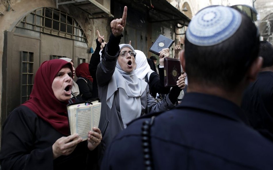 Palestyńskie kobiety protestują po zamieszkach, które wybuchły w ubiegłą niedzielę między izraelską 