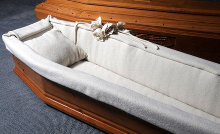 Twierdzi, że wskrzesił człowieka. Domy pogrzebowe chcą pozwu