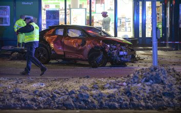 Wybita z osi jazdy toyota dachowała i sunąc na nim wpadła w oczekujących na zielone światło pieszych