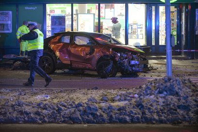 Wybita z osi jazdy toyota dachowała i sunąc na nim wpadła w oczekujących na zielone światło pieszych