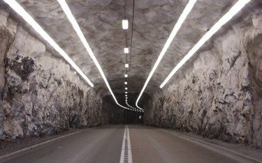 Do podziemnej bazy Muskö ukrytej w skale prowadzi trzykilometrowy tunel, biegnący prawie 70 metrów p