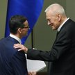 Mateusz Morawiecki oraz jego ojciec Kornel Morawiecki po głosowaniu nad wotum zaufania dla rządu PiS