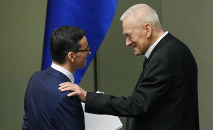 Mateusz Morawiecki oraz jego ojciec Kornel Morawiecki po głosowaniu nad wotum zaufania dla rządu PiS