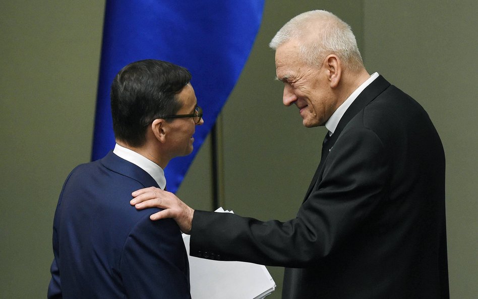 Mateusz Morawiecki oraz jego ojciec Kornel Morawiecki po głosowaniu nad wotum zaufania dla rządu PiS