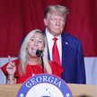 Trump słucha wypowiedzi Greene na  konwencji stanowej Partii Republikańskiej w Columbus Convention a