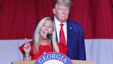 Trump słucha wypowiedzi Greene na  konwencji stanowej Partii Republikańskiej w Columbus Convention a