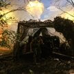 Żołnierze ukraińskiej 82. Brygady Powietrznodesantowej za pomocą 122-mm haubicy 2A18 (D-30) prowadzą