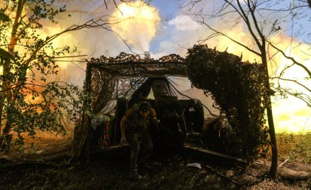 Żołnierze ukraińskiej 82. Brygady Powietrznodesantowej za pomocą 122-mm haubicy 2A18 (D-30) prowadzą