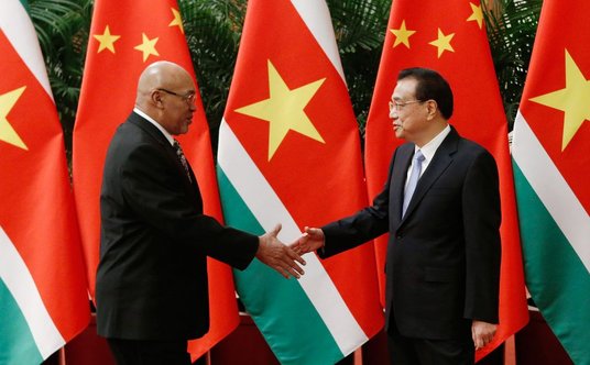 Prezydent Bouterse (L) przebywa z wizytą w Chinach. Na zdjęciu wita się z premierem Chin Li Keqiangi