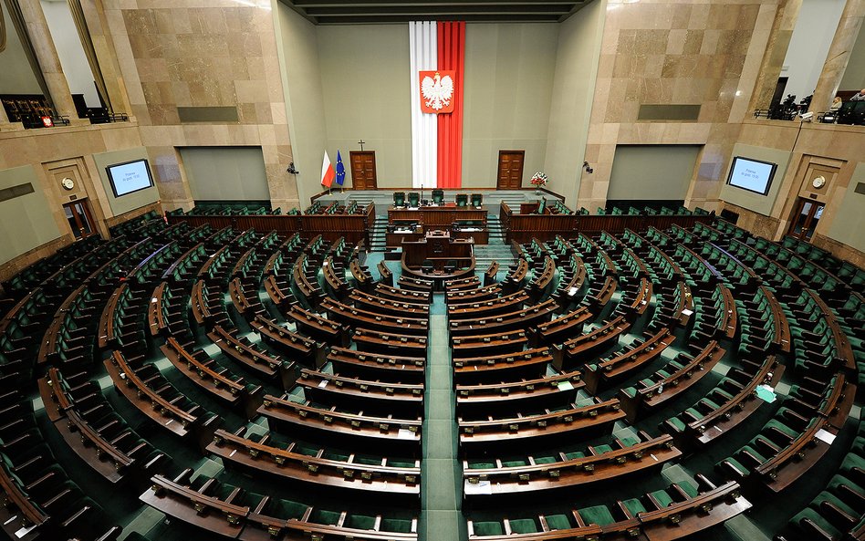 Najnowszy sondaż: PiS rośnie, KO mocno traci. Konfederacja tuż za Polską 2050