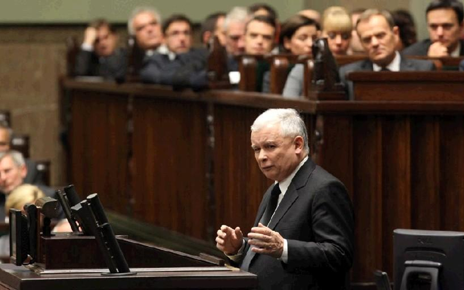 Gdy Jarosław Kaczyński był premierem, a Donald Tusk przewodził opozycji, media były raczej antyrządo