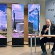 Prezes PHN Wiesław Malicki na tle wizualizacji wstępnych koncepcji biurowca, który ma zastąpić Intra