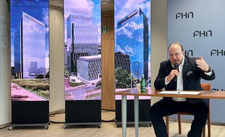 Prezes PHN Wiesław Malicki na tle wizualizacji wstępnych koncepcji biurowca, który ma zastąpić Intra