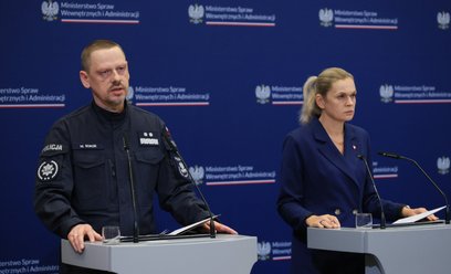 Minister edukacji Barbara Nowacka oraz Komendant Główny Policji gen. insp. Marek Boroń podczas konfe