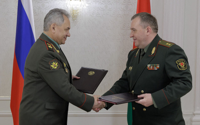 Siergiej Szojgu i Wiktor Chrenin po podpisaniu porozumienia o stacjonowaniu rosyjskiej broni atomowe