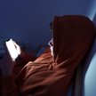 Pułapka dwóch godzin dziennie. Im więcej mediów społecznościowych, tym większa samotność?