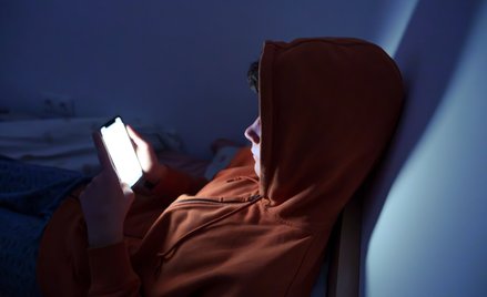 Pułapka dwóch godzin dziennie. Im więcej mediów społecznościowych, tym większa samotność?