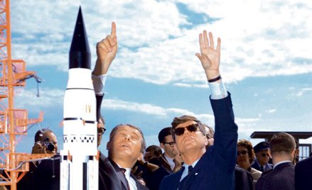 Tam, hen hen, wyżej i dalej niż Rosjanie. Nieboskłon podziwiają prezydent John F. Kennedy (po prawej