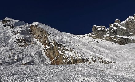 Region szczytu Yalung Ri, dystrykt Dolakha, Nepal, 4 listopada 2025 r. Na zdjęciu z mediów społeczno